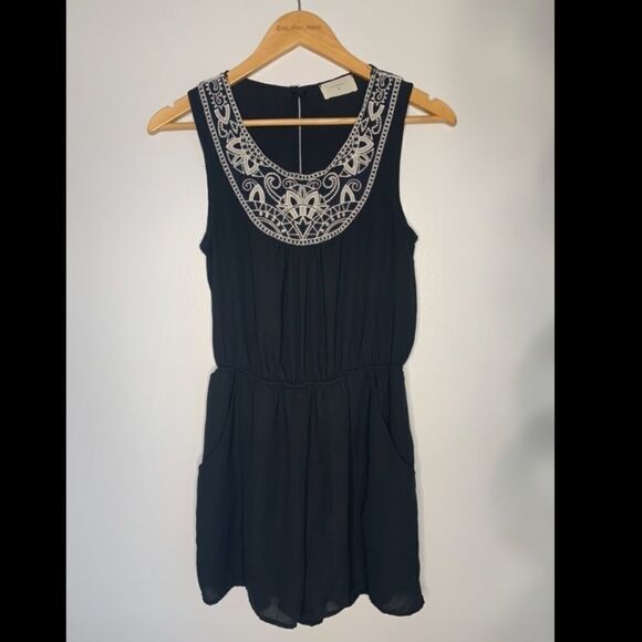 Everly sleeveless shorts romper. Small - Picture 1 of 5